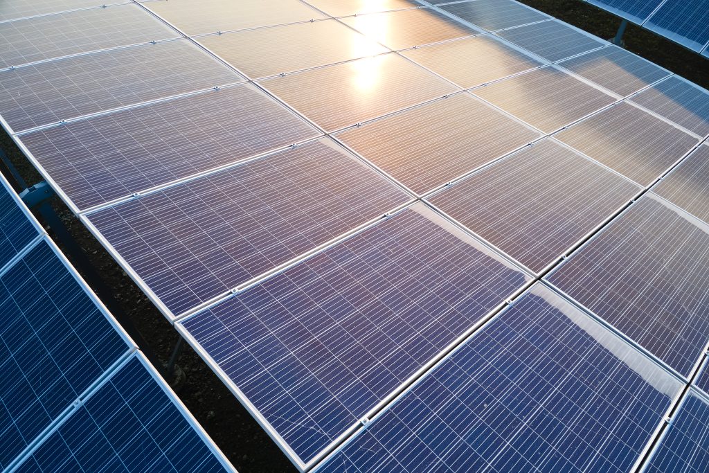 Reihen von Solarmodulen im Sonnenlicht – moderne Photovoltaikanlage zur Stromerzeugung