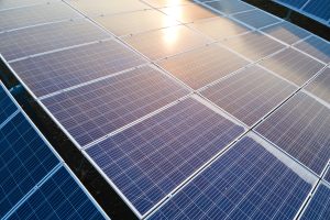 Reihen von Solarmodulen im Sonnenlicht – moderne Photovoltaikanlage zur Stromerzeugung